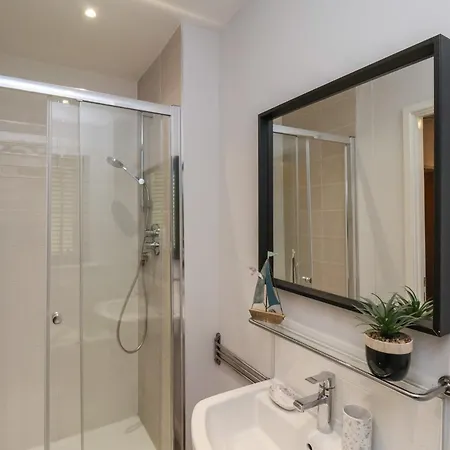 Coastguards View 펜션 휫비